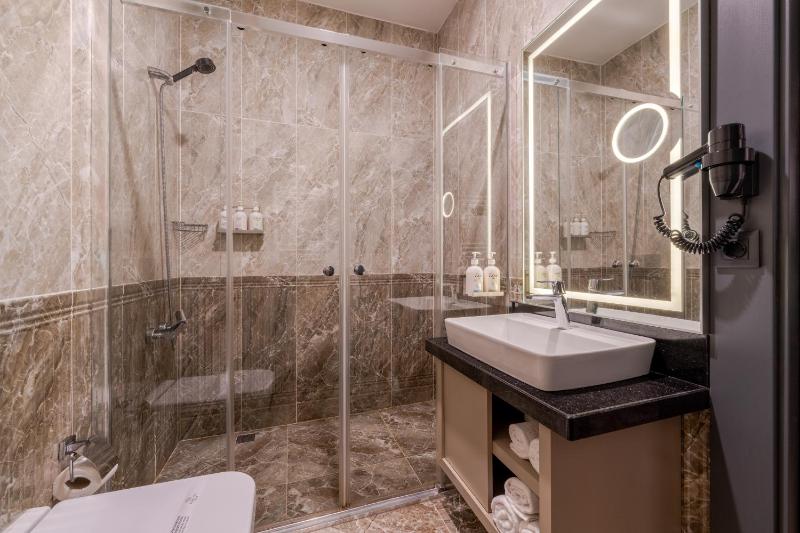 Superior Room with One Double Bed and Two Single Beds - Non-Smoking image 2