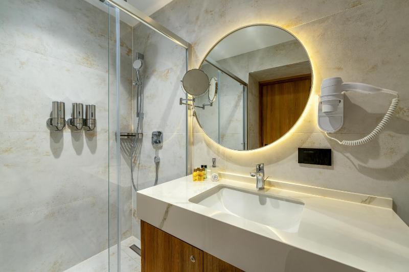 Double Room with Walk-In Shower - Disability Access/Non-Smoking image 2