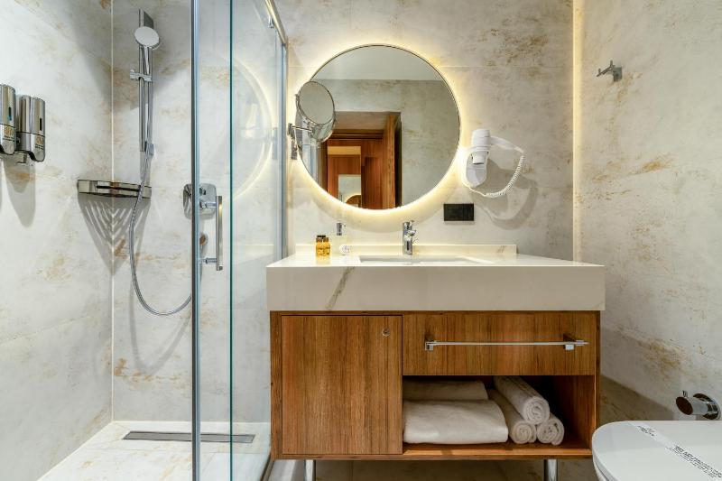Double Room with Walk-In Shower - Disability Access/Non-Smoking image 3