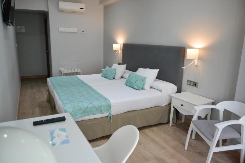 Standard Twin Room with City View image 3
