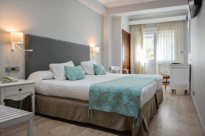 Standard Twin Room with City View image 2