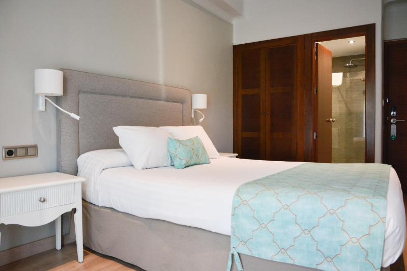 Standard Double Room with City View image 3