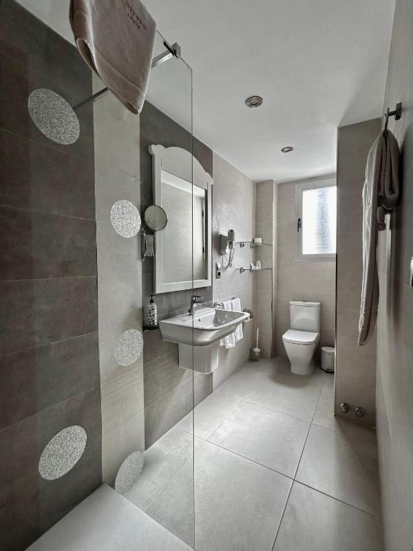 Standard Double Room image 3