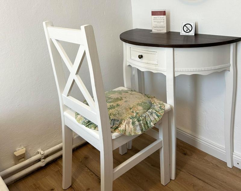 Small Single Room image 4