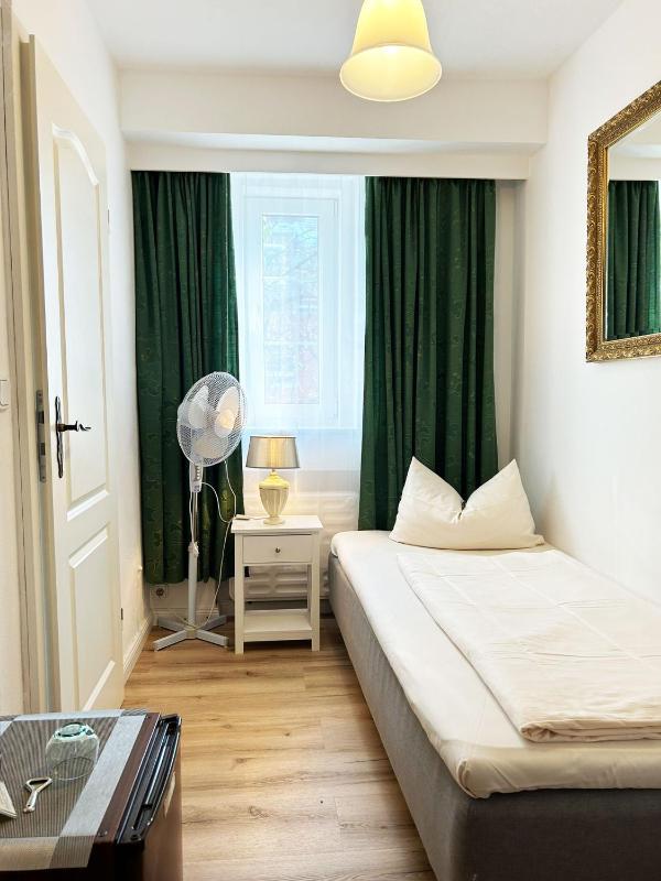 Small Single Room image 1