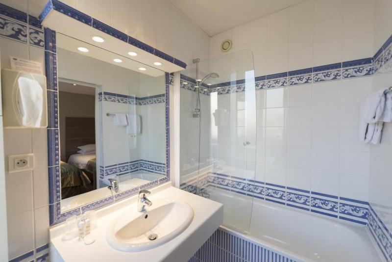 Standard Double Room image 4