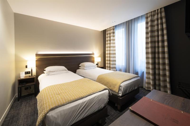 Standard Twin Room image 1