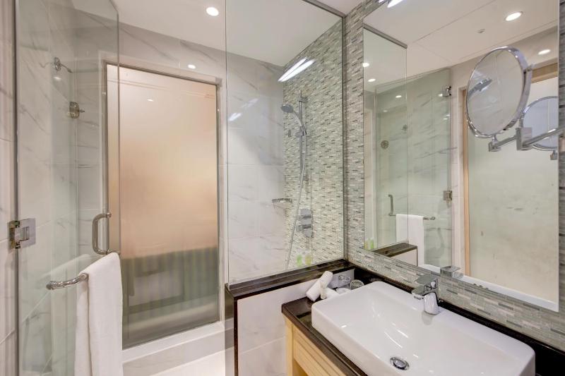 Deluxe Room - Complimentary Shuttle Bus to Beach & Mall of the Emirates image 3