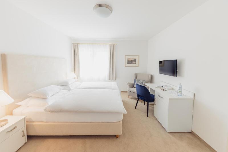 Standard Double Room image 4