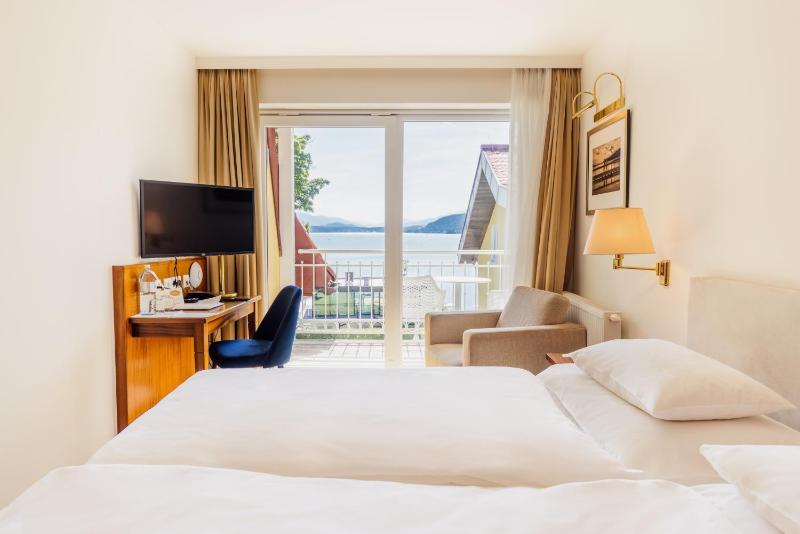 Superior Double Room with Balcony or Terrace and Lake View image 3