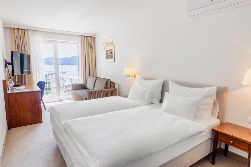 Deluxe Double Room with Balcony or Terrace and Lake View image 4