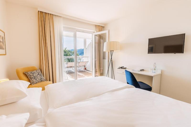 Deluxe Double Room with Balcony image 1