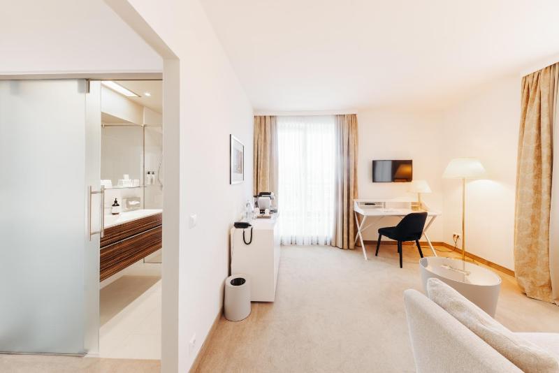 Junior Suite with Balcony image 1