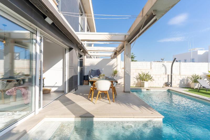 Azure Escape Villa Gran Alacant by United Renters - image 1