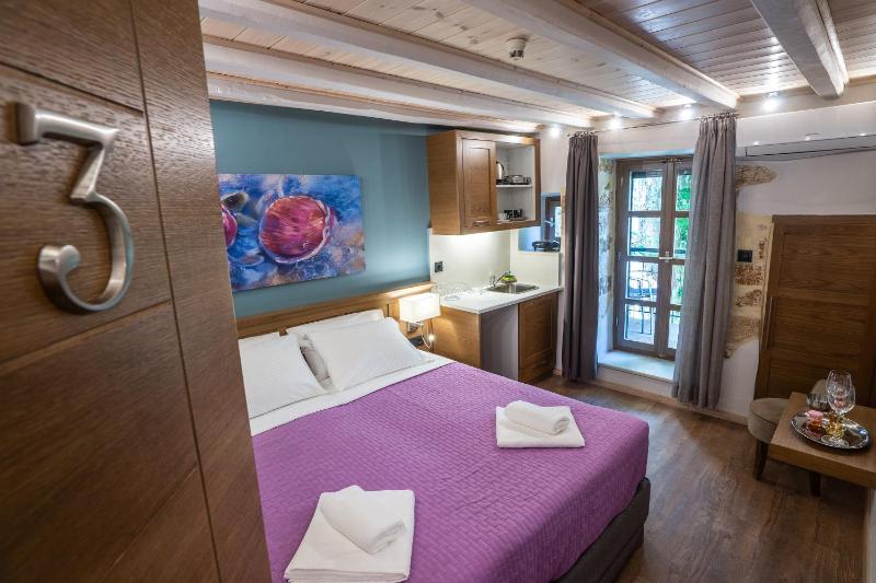 Double Room with Balcony image 1