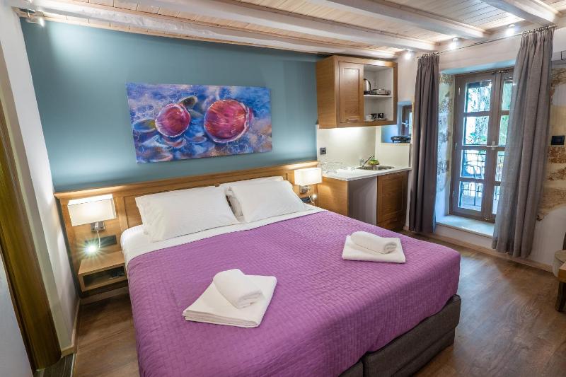 Double Room with Balcony image 4