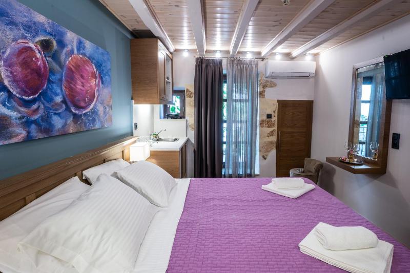 Double Room with Balcony image 3