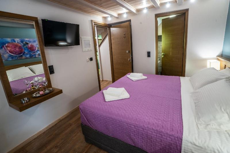 Double Room with Balcony image 2