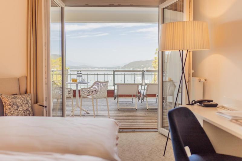 Deluxe Double Room with Balcony image 4