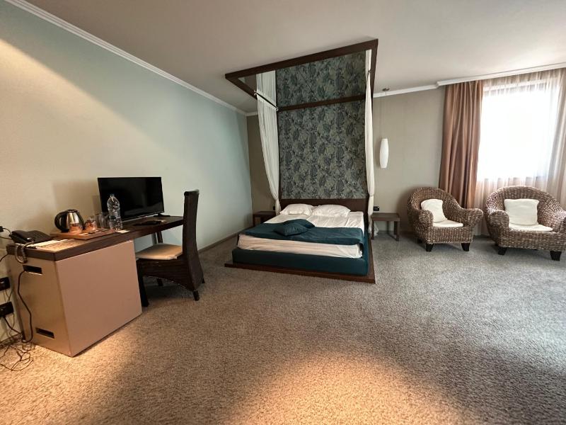 Family Room image 1