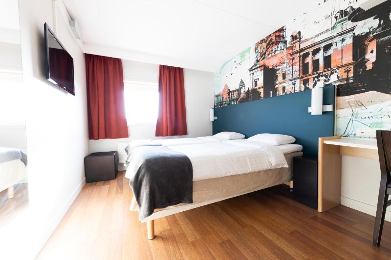 Standard Twin Room image 1