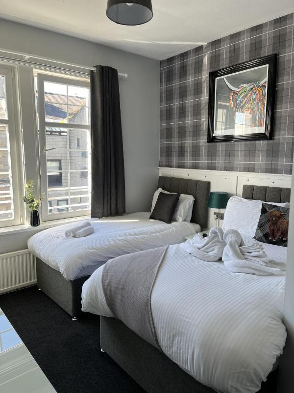 Economy Triple Room image 3