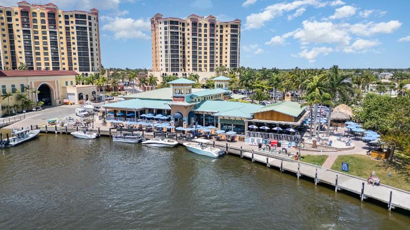 2 Story Lux Waterfront Living in Cape Harbour - Villa Funky Fish House - image 49