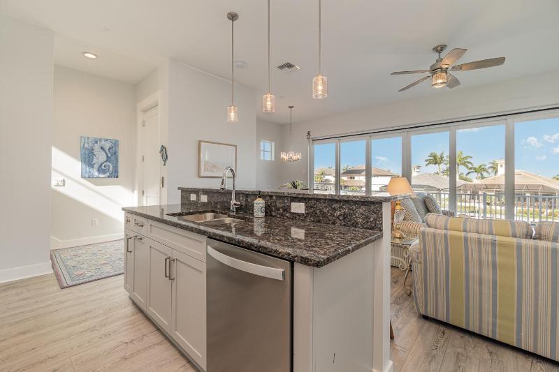 2 Story Lux Waterfront Living in Cape Harbour - Villa Funky Fish House - image 6