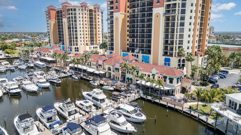 2 Story Lux Waterfront Living in Cape Harbour - Villa Funky Fish House - image 19