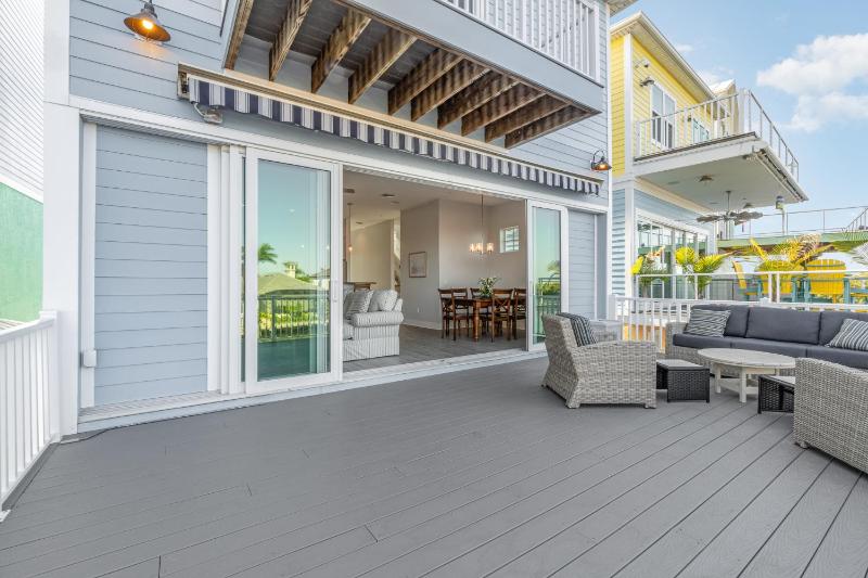 2 Story Lux Waterfront Living in Cape Harbour - Villa Funky Fish House - image 17
