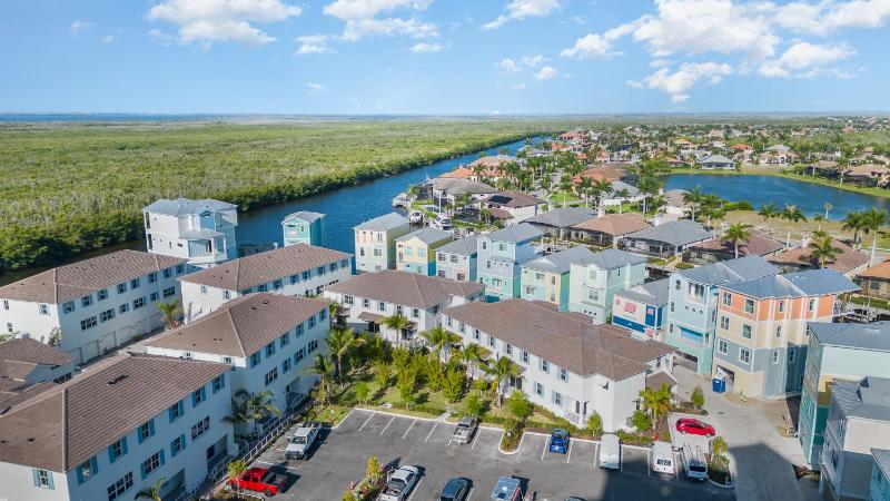 2 Story Lux Waterfront Living in Cape Harbour - Villa Funky Fish House - image 22