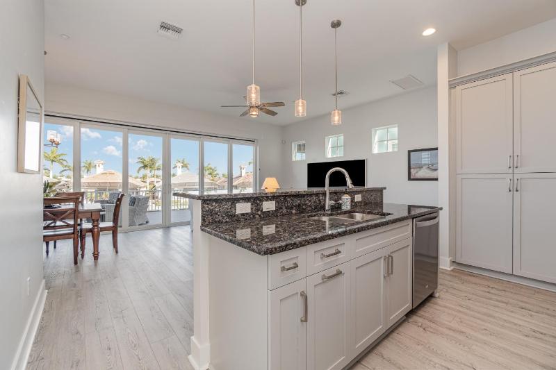2 Story Lux Waterfront Living in Cape Harbour - Villa Funky Fish House - image 10