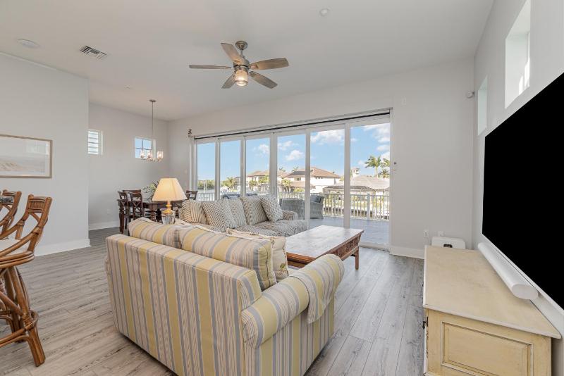 2 Story Lux Waterfront Living in Cape Harbour - Villa Funky Fish House - image 18