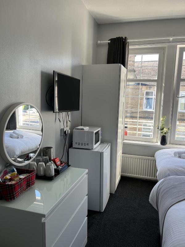 Economy Triple Room image 1