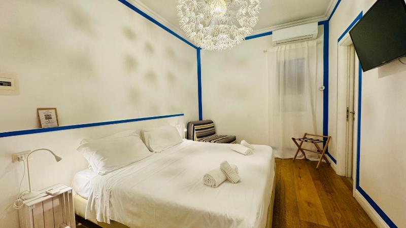 Deluxe Double Room with Extra Bed image 2