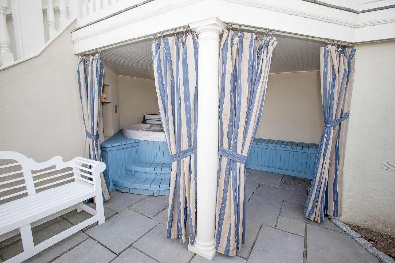 Martha's Vineyard Ocean Villa image 2