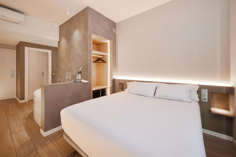 Double Room with Spa Bath image 2