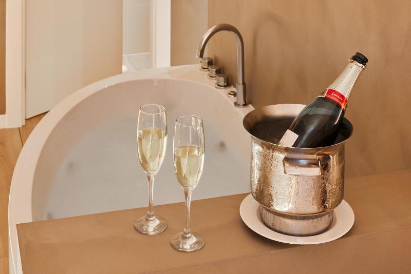 Double Room with Spa Bath image 3