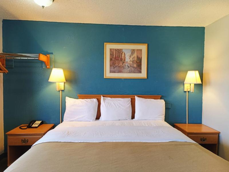 King Room - Non-Smoking image 3
