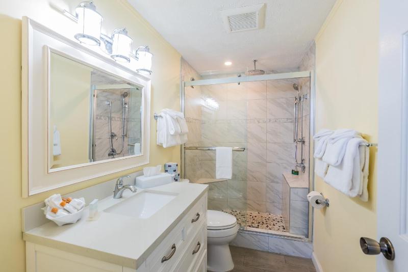 King Suite with Balcony image 3
