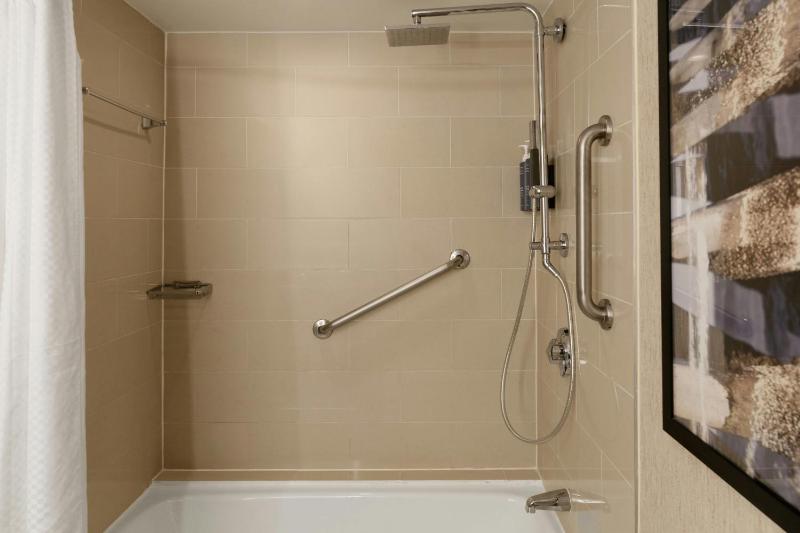 Traditional, Guest room, 1 King image 4