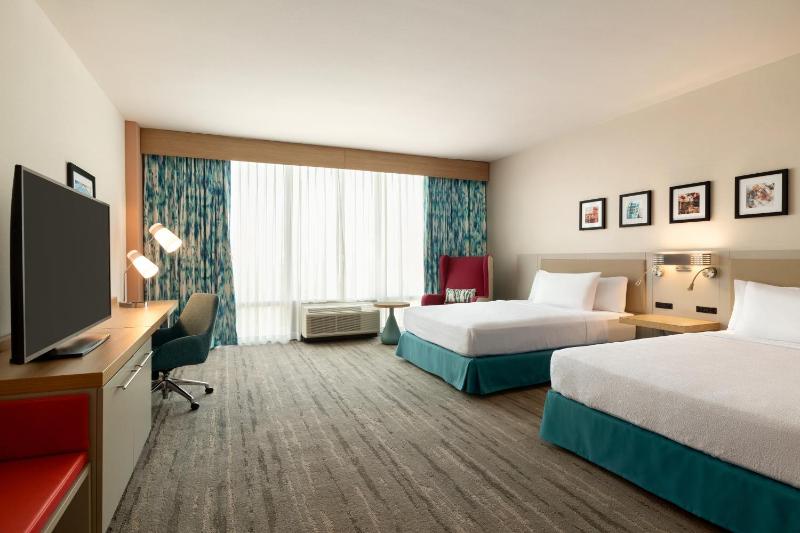 Queen Room with Two Queen Beds - Mobility and Hearing Access image 3
