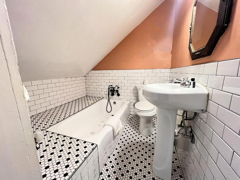 Double or Twin Room image 2