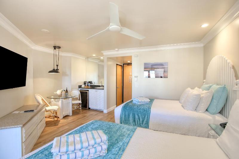 Deluxe Double Room with Two Double Beds- City View  image 3