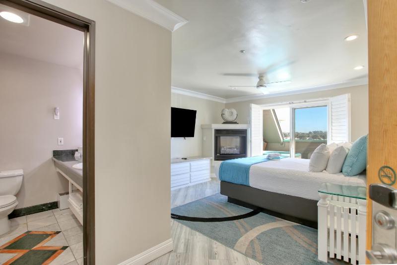 Deluxe King with Partial Ocean View image 1