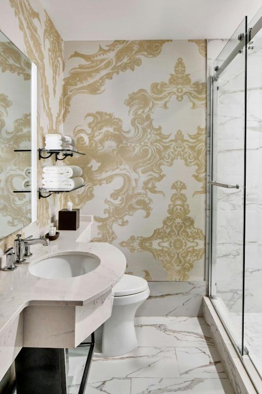 Grande King Room image 2