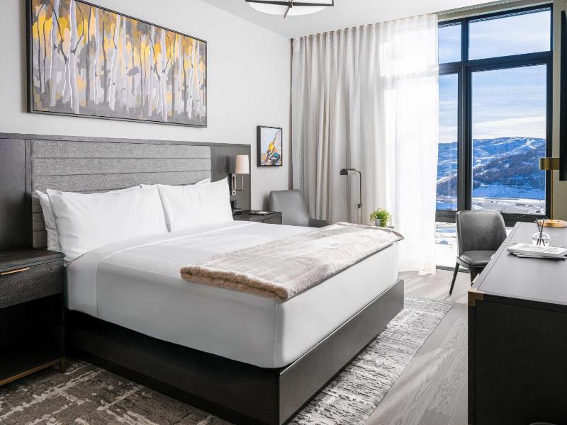 Premium Three-Bedroom Residence with One King Bed - One Queen Bed - Two Double Beds - Jordanelle View image 3