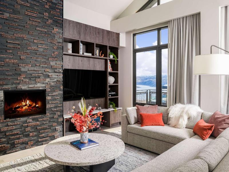 Premium Three-Bedroom Residence with One King Bed - One Queen Bed - Two Double Beds - Jordanelle View image 4