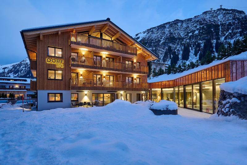 One-Bedroom Apartment with Balcony and Mountain View   image 1