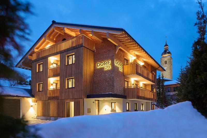 One-Bedroom Apartment with Balcony and Mountain View   image 3
